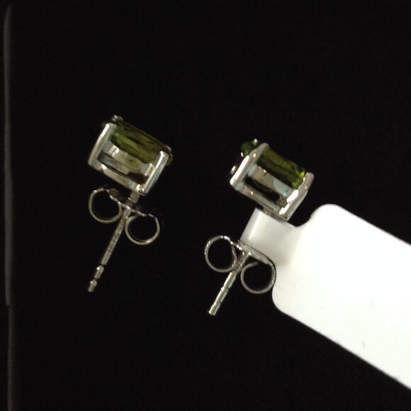 NWT Peridot Earrings, Sterling, oval Cut, 1.66 TCW, H: 7mm, W: 5mm, Designer Lux - Picture 2 of 3